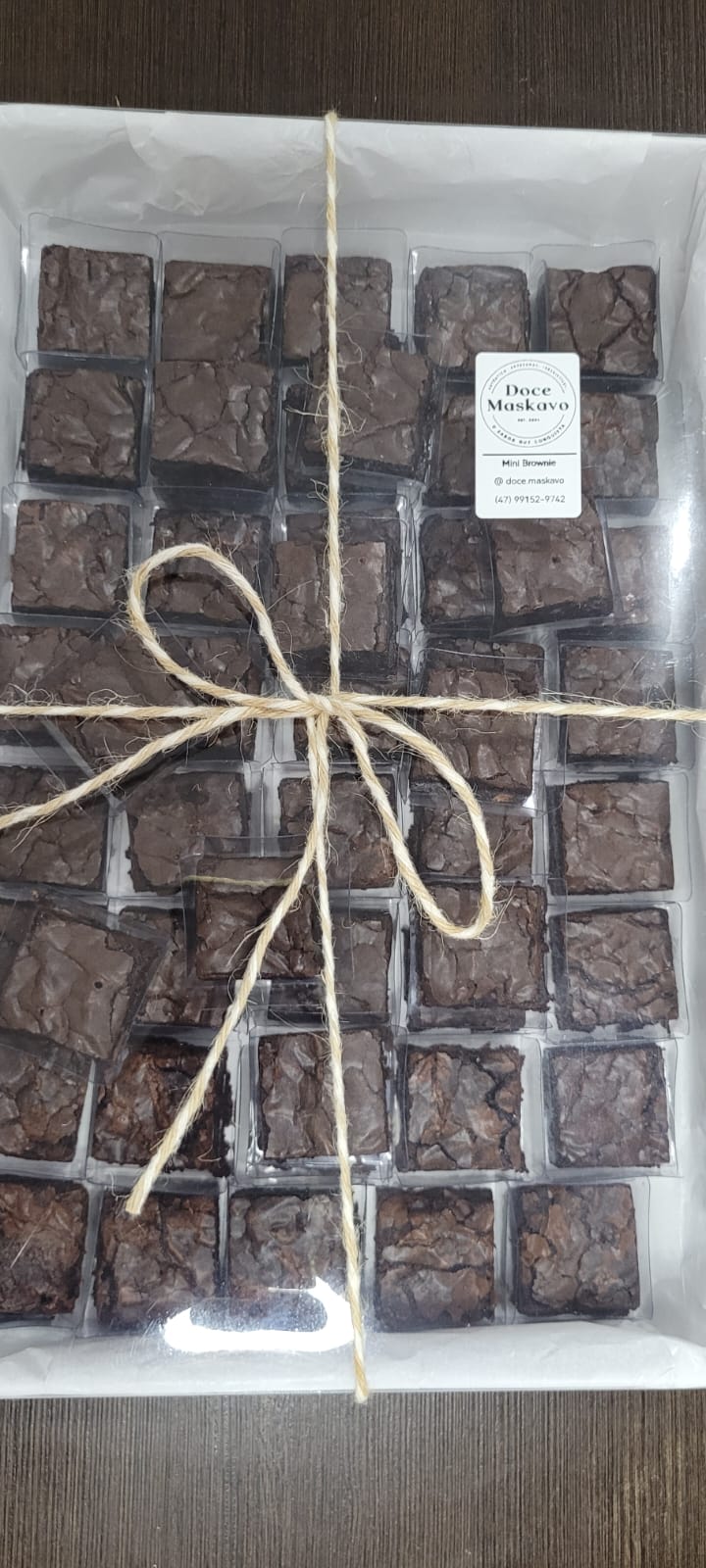 Caixa de mini brownies fechada com laço de barbante