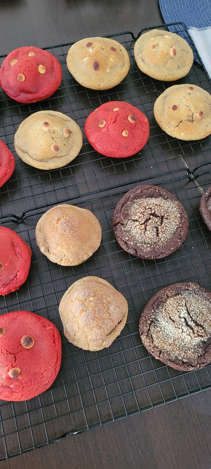 Fornada de cookies de vários sabores esfriando na grade